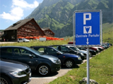 Autos parken in den Bergen