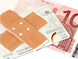 Heftpflaster, Versichertenkarte und Geldscheine